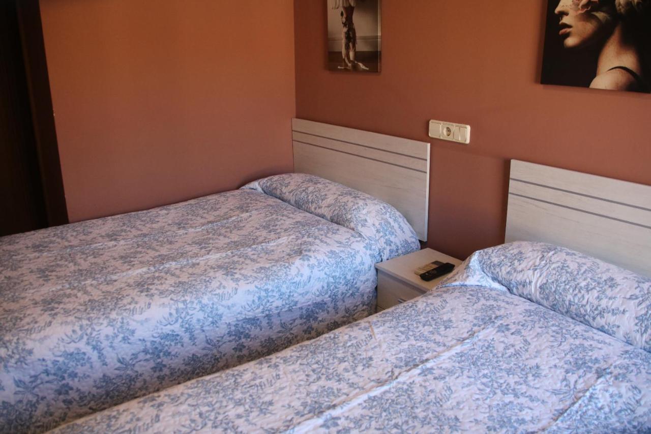 Hostal Burgales Milagro ภายนอก รูปภาพ